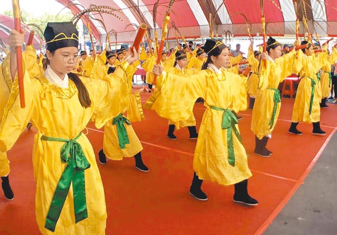 屏東縣內埔鄉昌黎祠韓愈文化祭以傳統的三獻禮及六佾舞登場，吸引大批民眾觀禮。（潘建志攝）