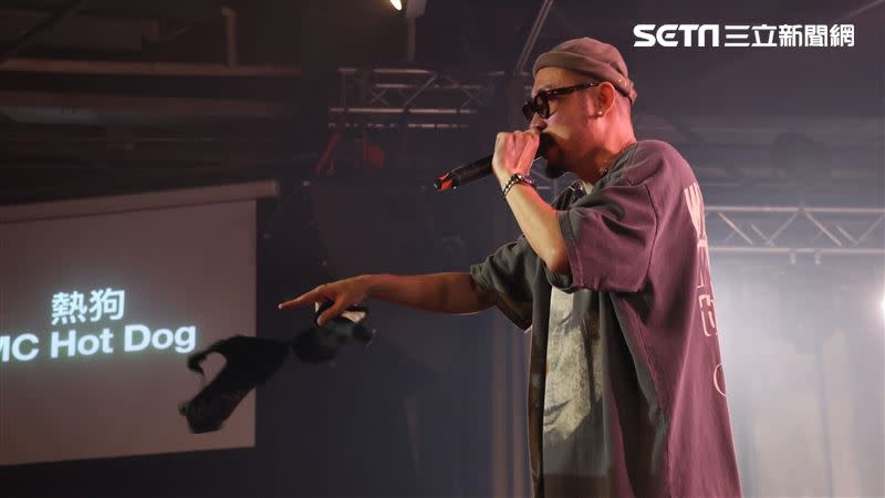 MC HotDog熱狗在金曲之夜演出麥克風突然無聲。（圖／記者鄭孟晃攝影）