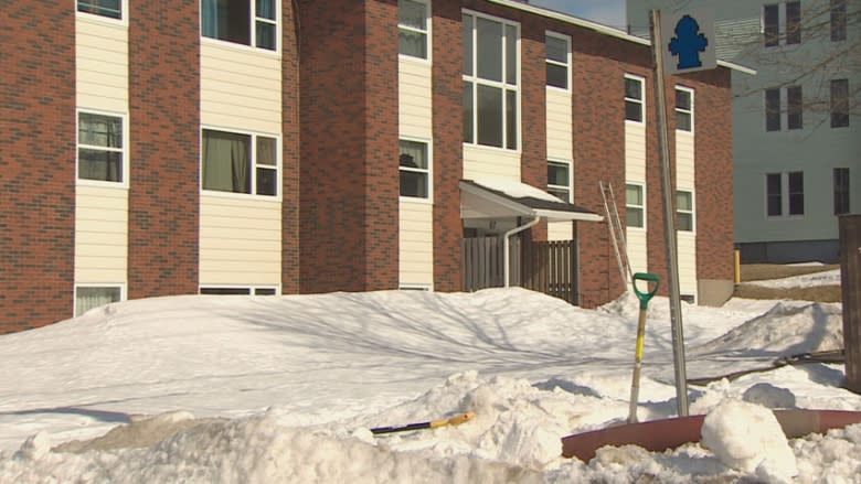 Saint John fire crews have to dig out hydrant at apartment building fire