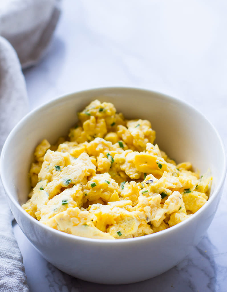 <p><b>Le bon mix</b> : beurre + œufs + lait + ciboulette + ail en poudre + fromage râpé</p><p>Découvrir la <a href="https://www.gingerwithspice.com/chives-and-cheese-scrambled-eggs-easily-cook-a-bunch-of-bacon/" rel="nofollow noopener" target="_blank" data-ylk="slk:recette;elm:context_link;itc:0;sec:content-canvas" class="link ">recette</a></p><br>