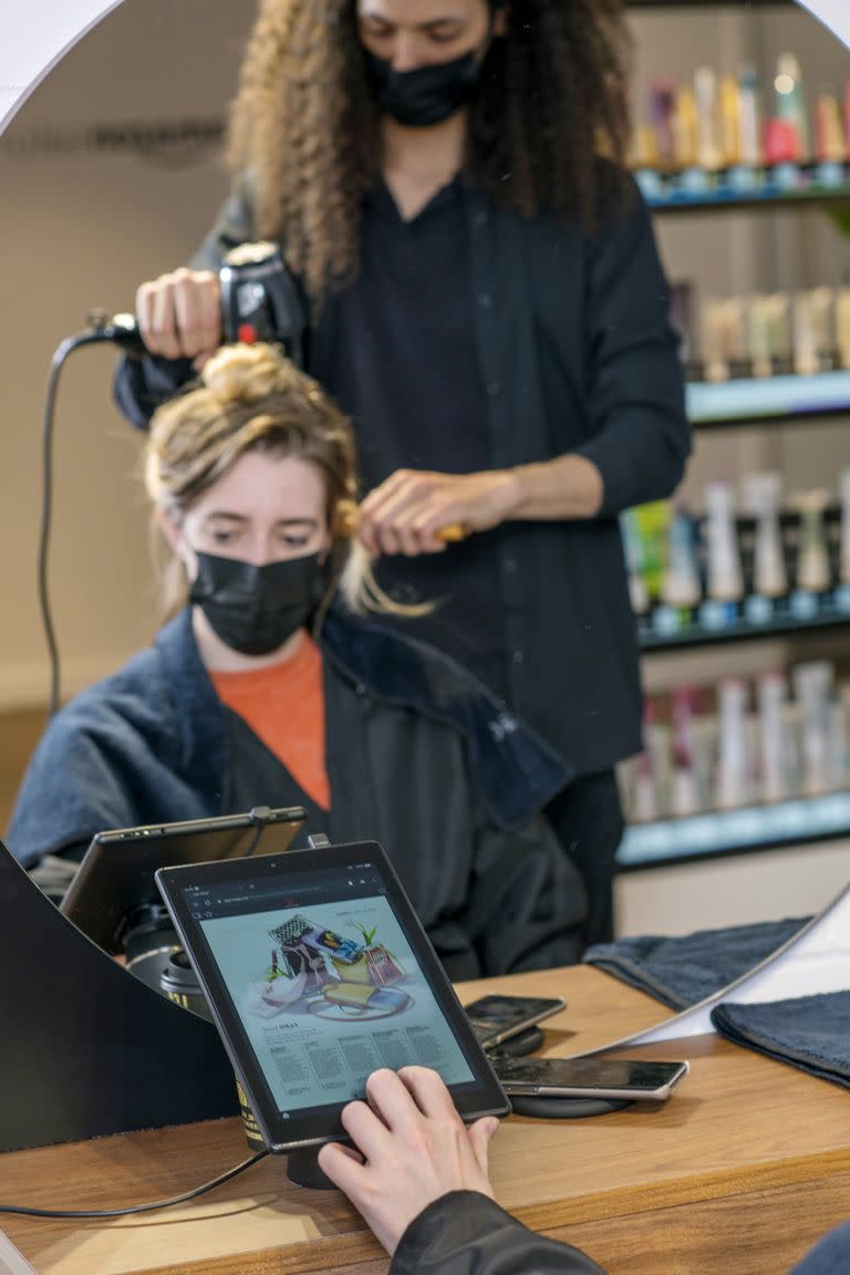 Amazon Salon es una peluquería que la compañía abrió en Londres, y que usa realidad aumentada para simular cómo se verán cortes y tinturas en las cabezas de la clientela