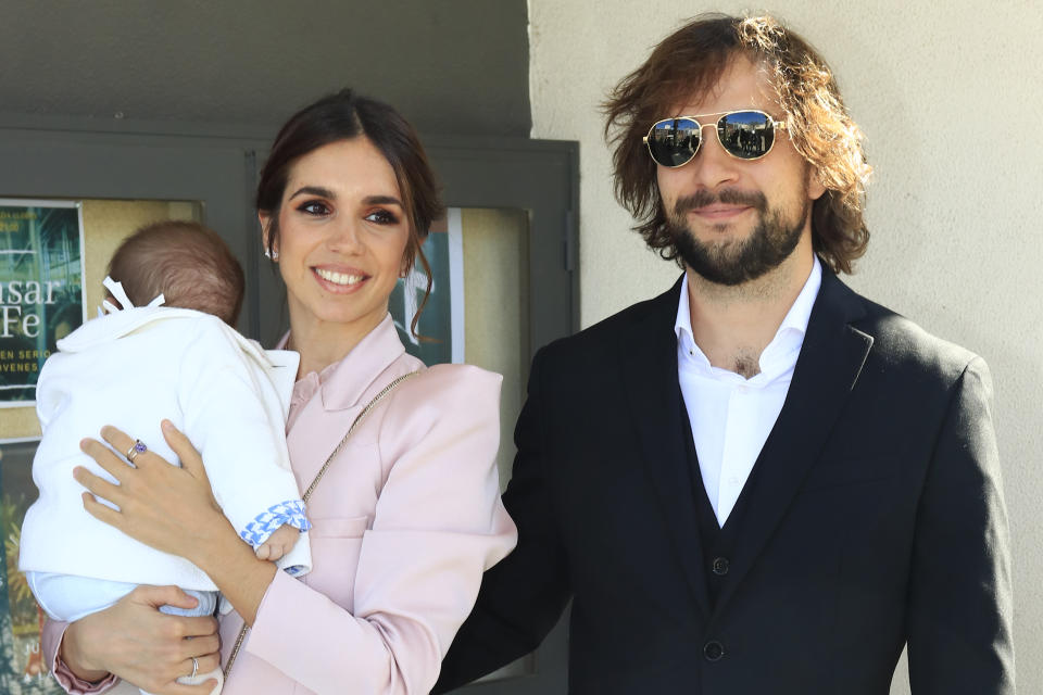 <p>Antes de la fiesta, tuvo lugar la ceremonia religiosa en la iglesia Nuestra Señora de la Moraleja de Madrid. Así posaban tras el bautizo Elena Furiase, con un traje diseñado por Vicky Martín Berrocal, y Gonzalo Sierra con el pequeño Noah. (Foto: Gtres). </p>