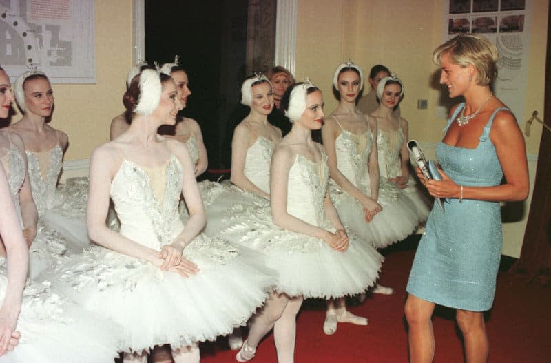 Diana de Gales con unas bailarinas de ballet