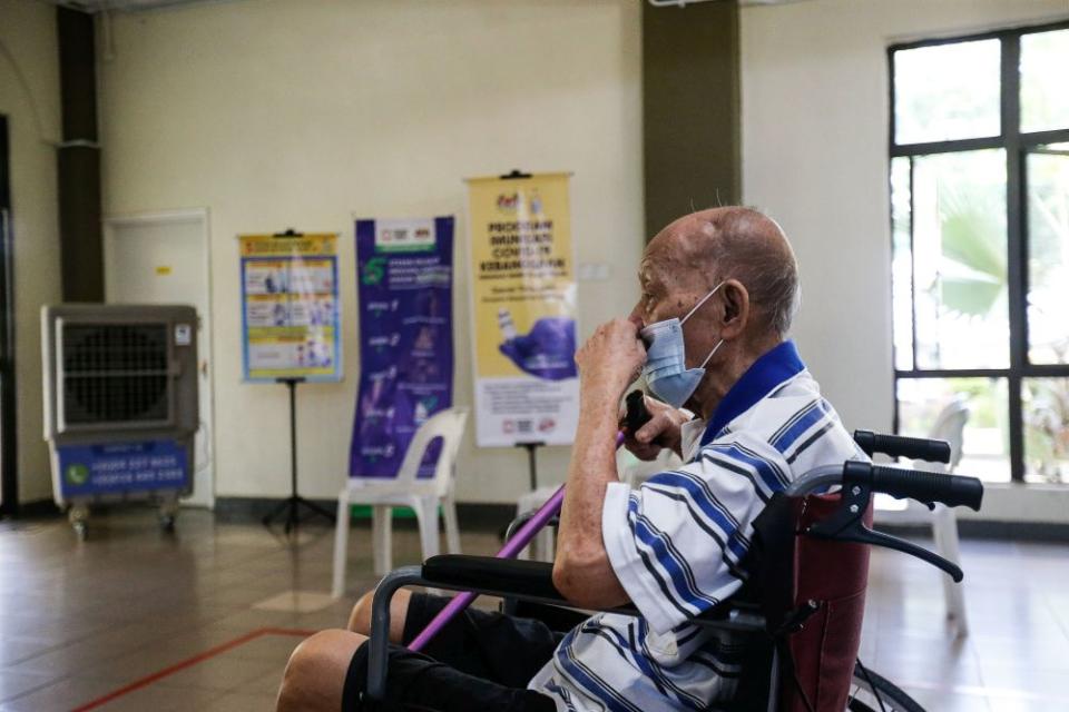 A senior citizen waits to receive his Covid-19 shot under phase two of Penang’s immunisation drive at the Caring Society Complex in George Town April 19, 2021. — Picture by Sayuti Zainudin