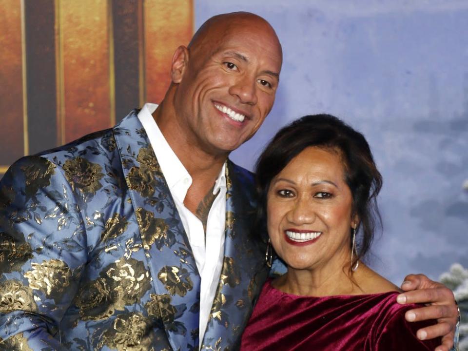 Dwayne &quot;The Rock&quot; Johnson und seine Mutter Ata Johnson bei einer Filmpremiere. (Bild: Tinseltown/Shutterstock.com)