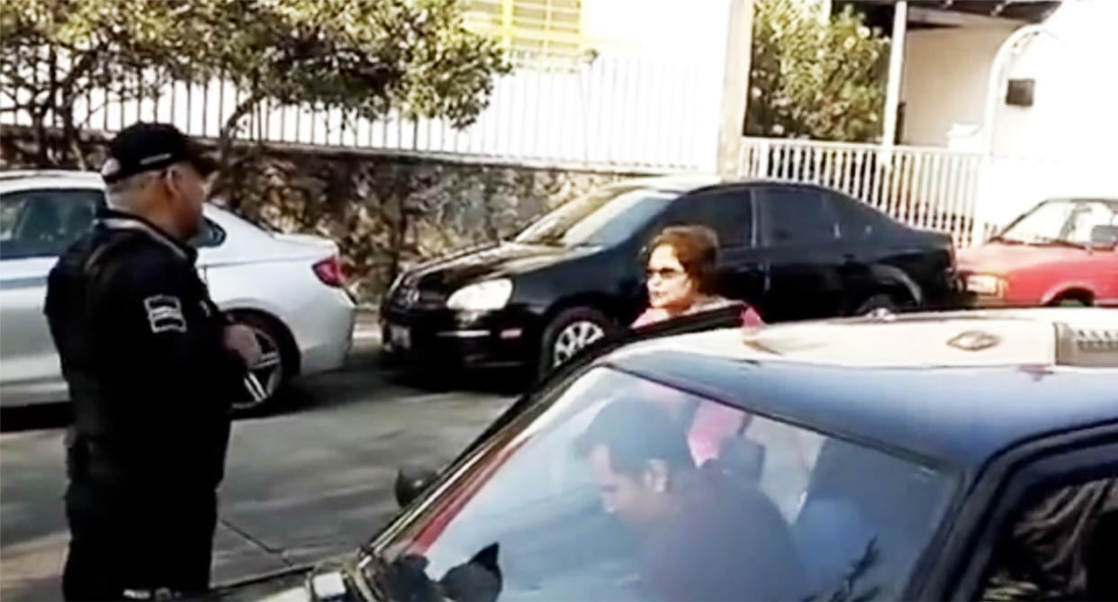 Mujer cobraba por estacionarse afuera de su casa porque alegaba que era el lugar de su esposo. Foto: Captura de video X vía @esdeprofugos2