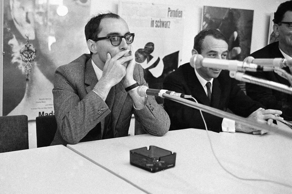 ARCHIVO – El director franco-suizo Jean-Luc Godard fuma durante una presentación de "Masculin, feminin" en la 16a edición del Festival de Cine de Berlín en la ue compite por el Oso de Oro en Berlín, el 27 de junio de 1966. Godard, el famoso “enfant terrible” del cine francés de la Nouvelle Vague (la Nueva Ola), quien revolucionó el cine popular en la década de 1960 con su ópera prima “À bout de souffle” (“Sin aliento”), y por años fue uno de los directores más influyentes en el cine, falleció el martes 13 de septiembre de 2022. Tenía 91 años. (Foto AP/Edwin Reichert, archivo)