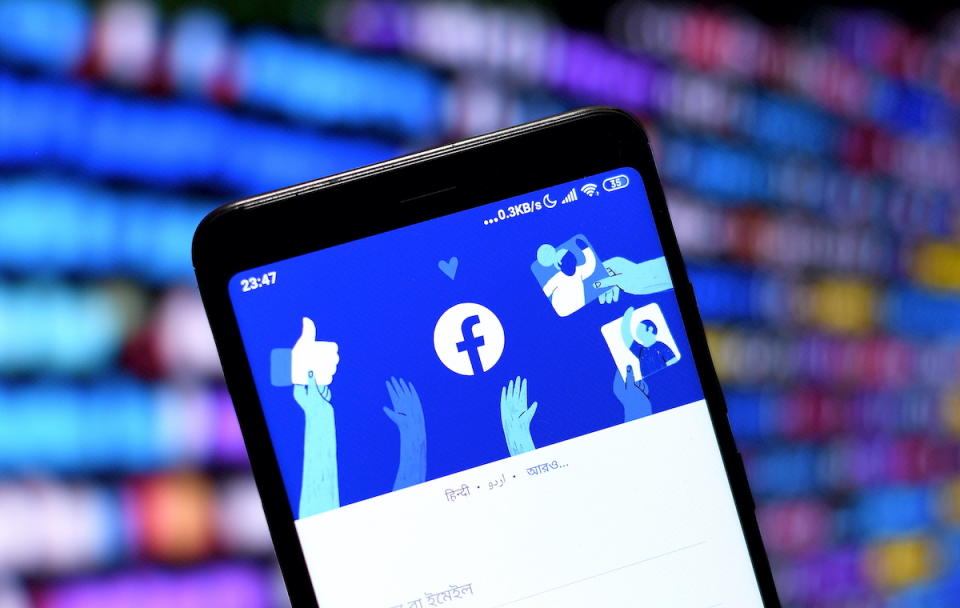 INDIA - 2021/01/15: In this photo illustration a Facebook logo seen displayed on a smartphone. (Photo Illustration by Avishek Das/SOPA Images/LightRocket via Getty Images)