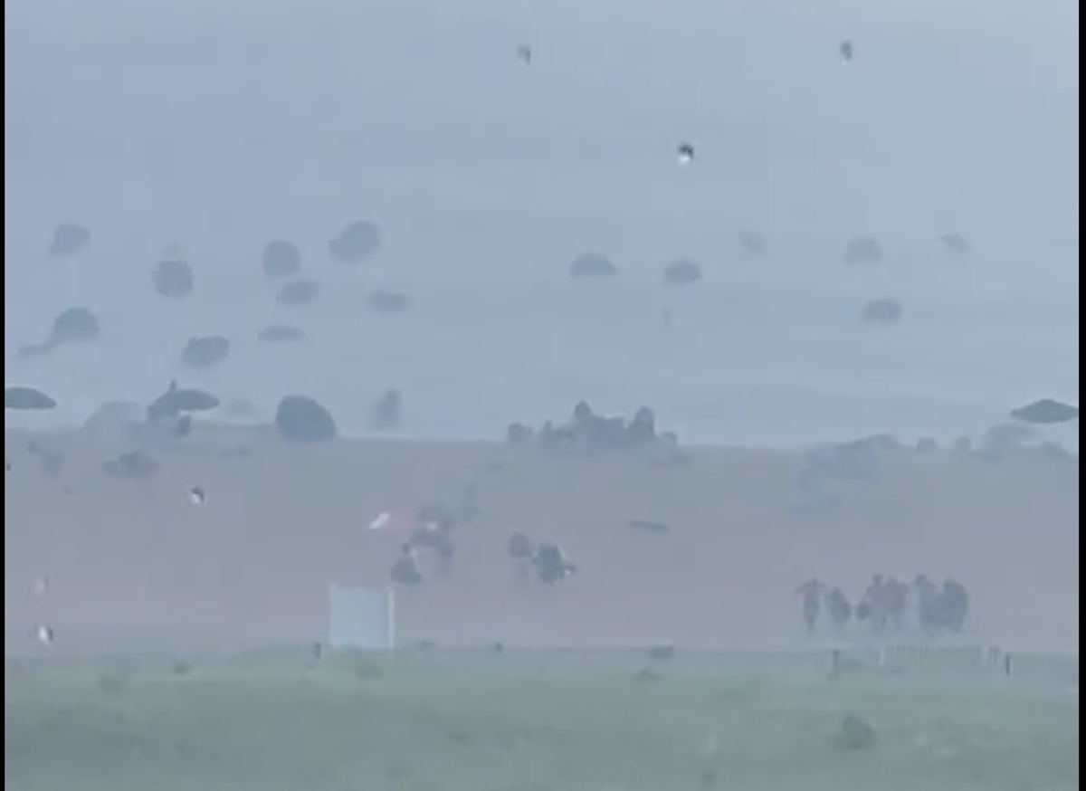 Las sombrillas vuelan hacia el océano en Bethany Beach, Delaware, el viernes (hbcarter/Twitter)