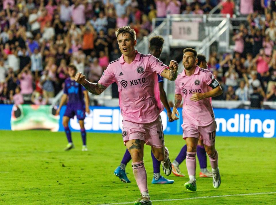 El jugador del Inter Miami Robert Taylor celebra tras anotar un gol ante Charlotte FC en el partido de cuartos de final de la Leagues Cup, celebrado el 11 de agosto de 2023 en el DRV PNK Stadium en Fort Lauderdale, Florida. David Santiago/dsantiago@miamiherald.com