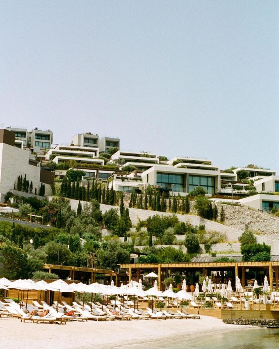 Η έκδοση του Bodrum, που έχει προσελκύσει όλους από την Kate Moss μέχρι τον Jeff Bezos (Che Studios).