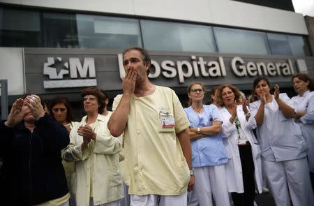 Health workers attend a protest outside La Paz Hospital, calling for Spain's Health Minister Ana Mato to resign after a Spanish nurse contracted Ebola, in Madrid October 7, 2014. REUTERS/Andrea Comas