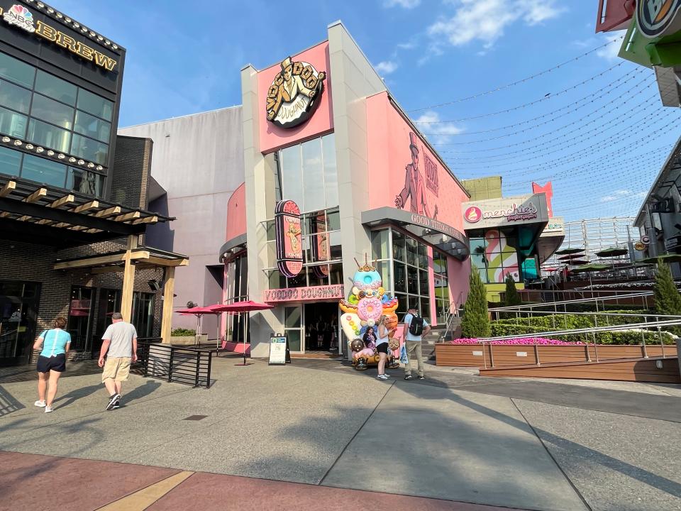 voodoo donuts at universal citywalk in orlando