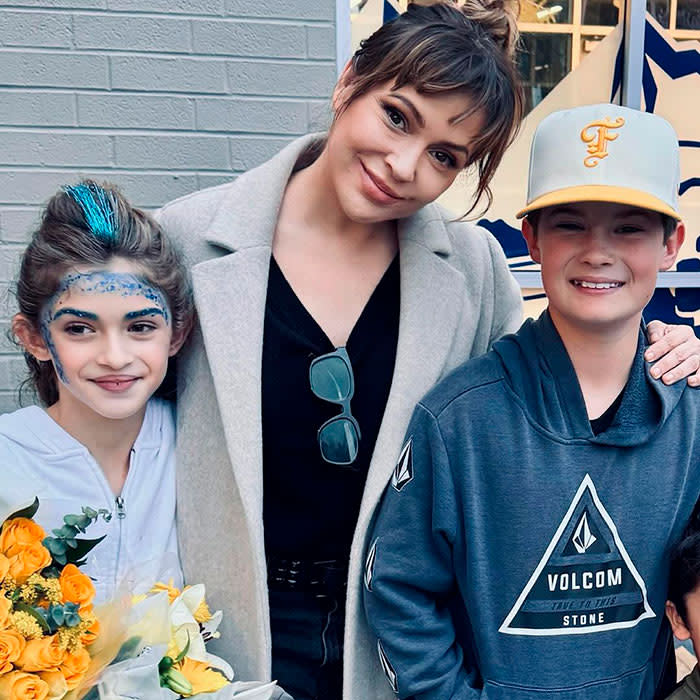 Alyssa Milano con sus hijos