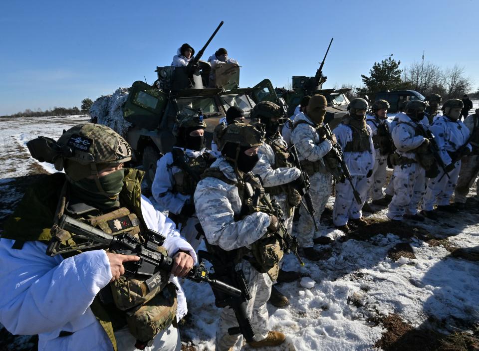 Militares ucranianos escuchan a un oficial de alto rango después de ejercicios militares realizados por unidades de asalto en la región de Zhytomyr el 30 de enero de 2024, en medio de la invasión rusa en Ucrania. (Foto de SERGEI SUPINSKY/AFP vía Getty Images)