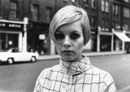 Lesley Hornby? Nie gehört? Weltberühmt wurde die Britin unter dem Künstlernamen "Twiggy" - zu Deutsch: "Zweiglein". Eine Anspielung auf die spindeldürren Extremitäten, mit denen sie als Model, Sängerin und Schauspielerin ein damals gänzlich neues, burschikoses Schönheitsideal verkörperte. (Bild: Meagher/Getty Images)