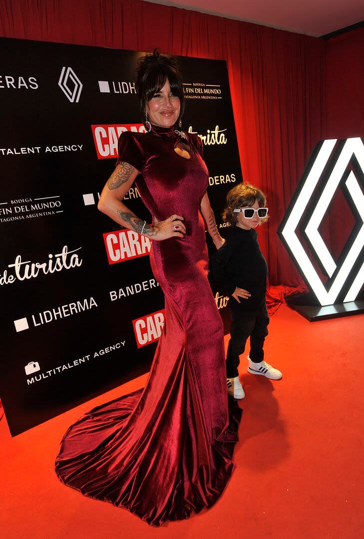 Florencia Peña se lució con un vestido diseñado por Santiago Artemis y asistió acompañado por su hijo menor, Felipe