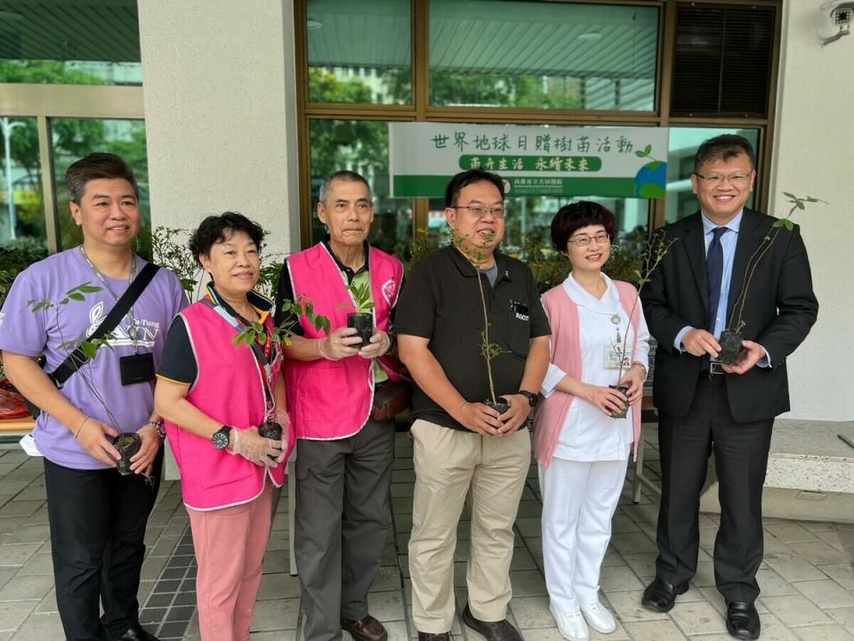 高雄大同醫院舉辦「苗卉生活 永續未來」贈樹苗活動。   圖：高雄市立大同醫院/提供