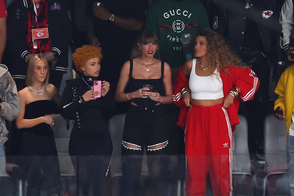 Ice Spice, Taylor Swift, Blake Lively y Ashley Avignone en el Super Bowl 2024 (Photo by Michael Reaves/Getty Images)