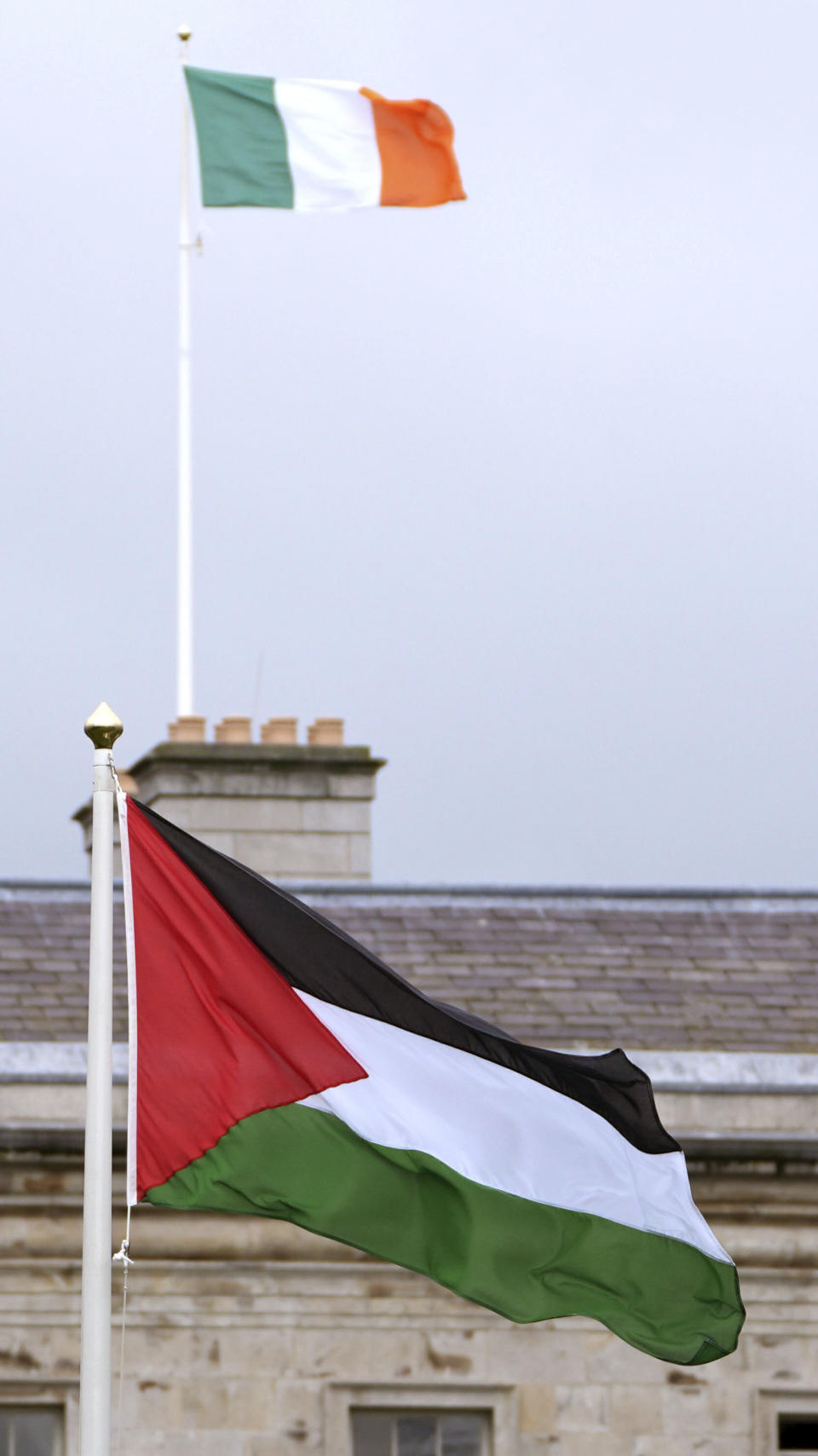 La bandera palestina ondea en el exterior de Leinster House, en Dublín, tras la decisión del gobierno de Irlanda de reconocer formalmente un Estado palestino, el 28 de mayo de 2024. (Niall Carson/PA vía AP)