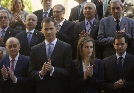 Spain's new King Felipe (front 2nd L) and Queen Letizia (front 2nd R) applaud after a minute of silence during an event to show support for victims of terrorism in Madrid June 21, 2014. REUTERS/Andrea Comas