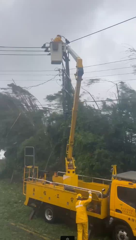 山陀兒來襲屏東多地停電，台電風雨中搶修。（圖／翻攝畫面）