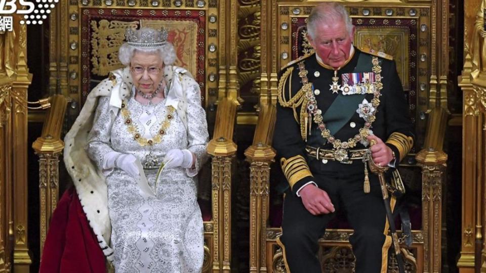 查爾斯三世是否能複製母親經驗，成為英國新時代的精神象徵？圖為2019年10月14日，伊麗莎白二世與當時仍是王子的查爾斯，現身倫敦議會開幕式。（圖／達志影像美聯社）