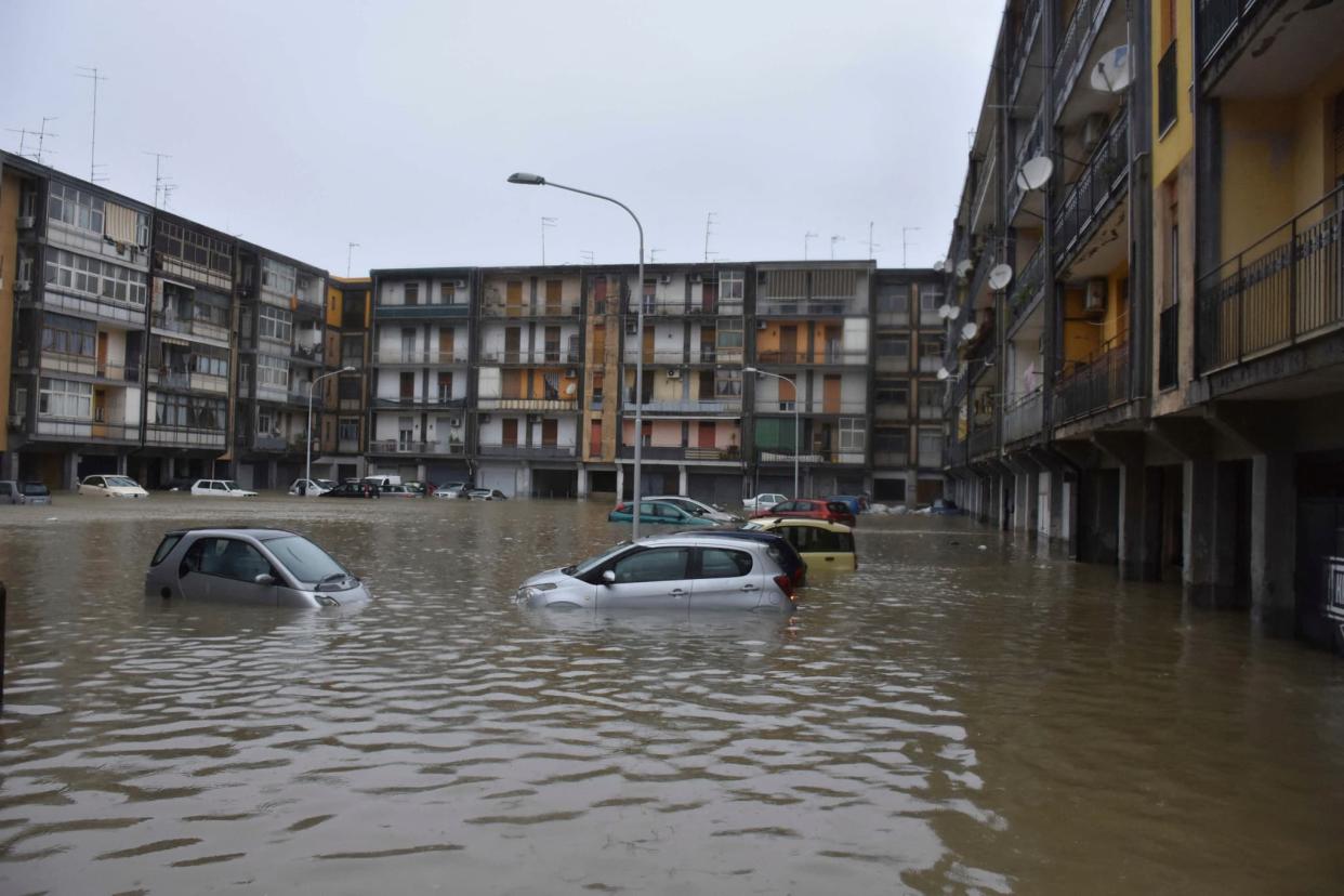 Des voitures submergées dans une place inondée du quartier 