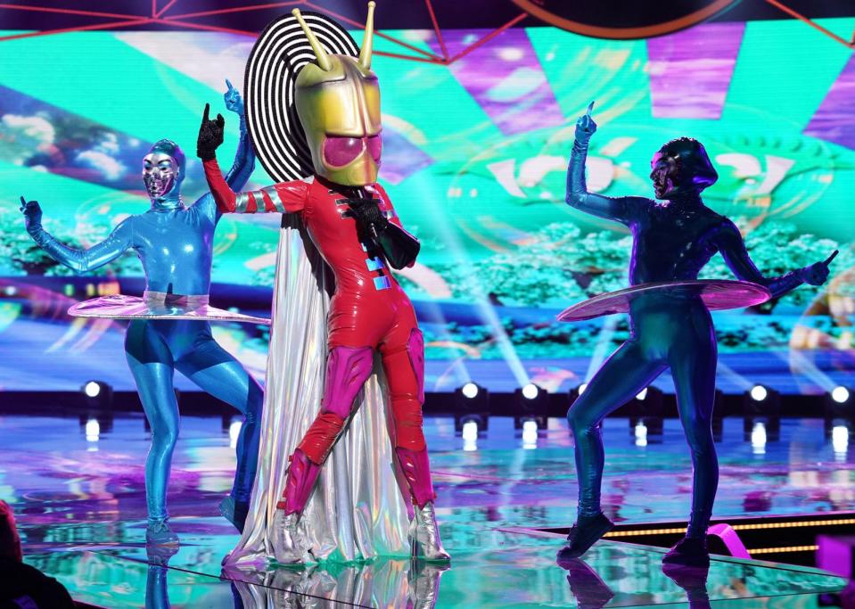 ... Alien in rotem Lack. "Es war anders, es war einzigartig. Ich liebe das Konzept", zeigte sich das ehemalige Playboy-Model gegenüber "ET Live" begeistert von "The Masked Singer".