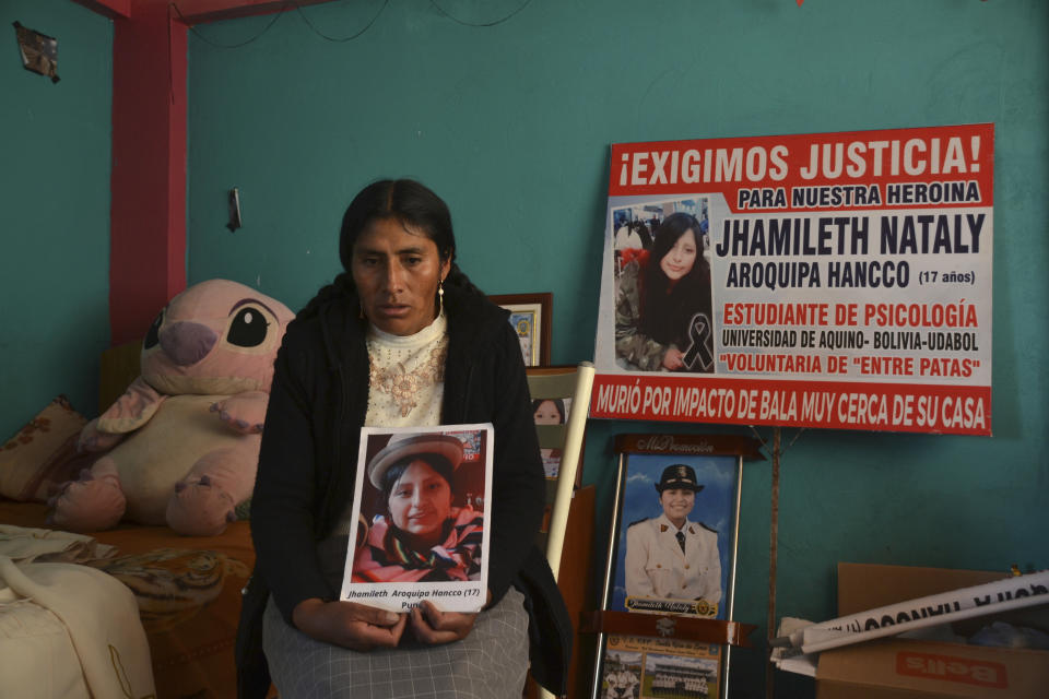 Dominga Hancco sostiene una imagen de su difunta hija Jhamileth Aroquipa, mientras está sentada en la habitación de la chica fallecida durante una entrevista en Juliaca, Perú, el martes 28 de noviembre de 2023. La hija de 17 años de Hancco fue asesinada a tiros durante las protestas antigubernamentales que sacudieron a Perú a principios de 2023 tras la destitución del presidente Pedro Castillo. (Foto AP/Franklin Briceño)