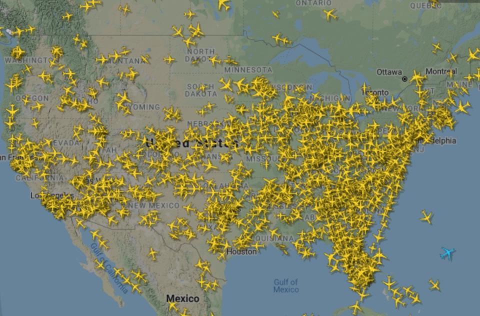 Este era el estado del tráfico aéreo de Estados Unidos a las 9:00 horas (EST) del 3 de abril. En el país con mayor número de contagiados por coronavirus (a día 5 eran más de 337.000), los aviones continúan volando como si nada. (Foto: <a href="http://www.flightradar24.com/40.02,-0.53/6" rel="nofollow noopener" target="_blank" data-ylk="slk:FlightRadar24;elm:context_link;itc:0;sec:content-canvas" class="link ">FlightRadar24</a>).