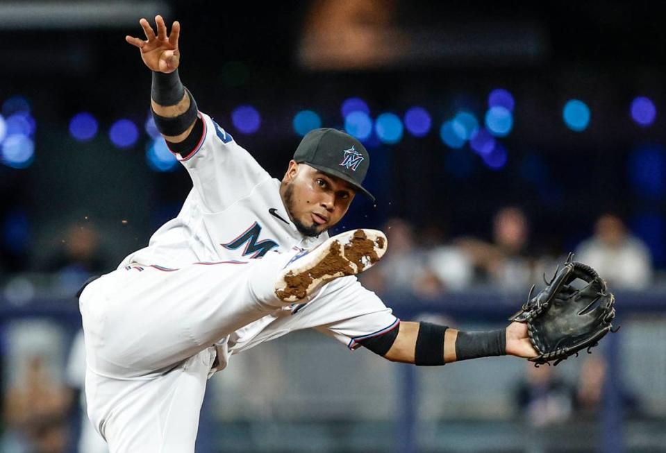 El segunda base de los Marlins Luis Arráez trata de mantener el balance en una jugada en el tercer inning del partido contra los Cardenales de San Luis, celebrado el 5 de julio de 2023 en Miami. Al Diaz/adiaz@miamiherald.com