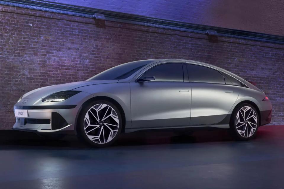 <p>Der Ioniq 6 verfügt über eine autonome Bremsfunktion und die neuen "SmartSense"-Fahrhilfen von Hyundai, darunter der Highway Driving Assist 2. Er hilft dabei, einen sicheren Abstand zum vorausfahrenden Auto zu halten und kann seine Position anpassen, wenn ein Auto zu nahe kommt. In zugelassenen Ländern wechselt der Ioniq 6 automatisch die Spur, wenn der Fahrer auf den Blinkerhebel tippt. Der Ioniq erhielt eine Fünf-Sterne-NCAP-Bewertung mit einem hervorragenden Wert von <strong>97 % für die Sicherheit von </strong>Erwachsenen und <strong>87 % </strong>für die Sicherheit von Kindern. Aufgrund seiner abfallenden Nase erreichte der Ioniq 6 nur einen Wert von <strong>66% für </strong>gefährdete Verkehrsteilnehmer.</p>