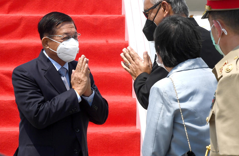 En esta imagen, distribuida por el Palacio Presidencial de Indonesia, el general Min Aung Hlaing de Myanmar (izquierda) es recibido por funcionarios indonesios no identificados a su llegada al aeropuerto internacional Soekarno-Hatta en Tangerang, a las afueras de Yakarta, Indonesia, para participar en una cumbre extraordinaria de la ASEAN, el 24 de abril de 2021. (Rusman/Palacio Presidencial de Indonesia vía AP)