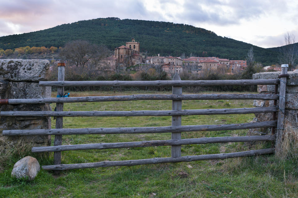 Perteneciente a la comarca de Pinares, Vinuesa se encuentra al pie de los Picos de Urbión y de la Sierra de Cebollera, a 1.107 metros sobre el nivel del mar. Está rodeado por unos paisajes excepcionales con bosques y riachuelos y en su casco histórico destacan sus casas tradicionales de los siglos XVI al XVIII. (Foto: Getty Images).