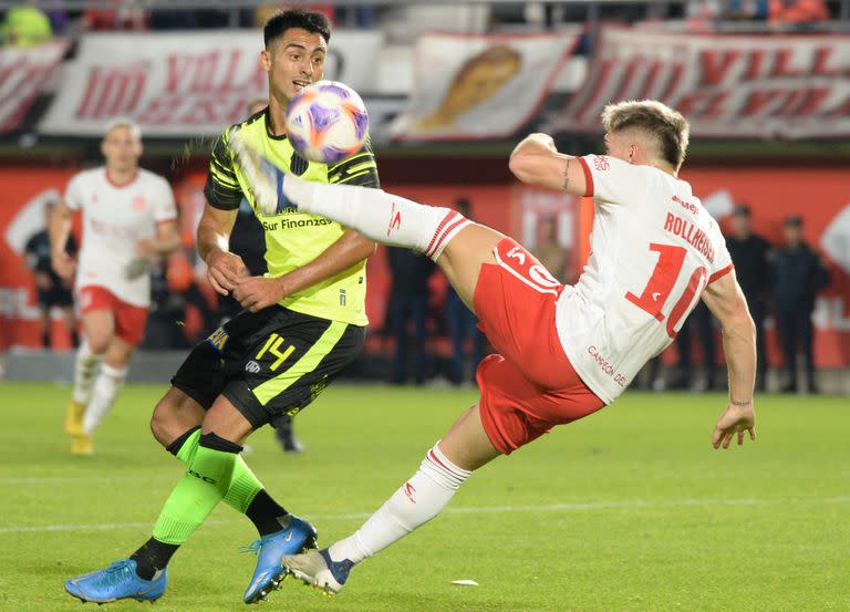 Benjamín Rollheiser y su obra maestra, una pseudo chilena que ubicó la pelota junto a un poste; uno de los muchos golazos que hubo en Estudiantes 5 vs. Barracas Central 2.