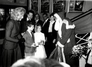 <p>Dass selbst Royals sich über kleine Geschenke vom Weihnachtsmann freuen, zeigten Lord Frederick und Lady Gabriella, die Kinder von Prinz und Prinzessin Michael von Kent, 1988 bei einem Überraschungsbesuch. (Bild: Steve Back/Associated Newspapers/REX/Shutterstock) </p>