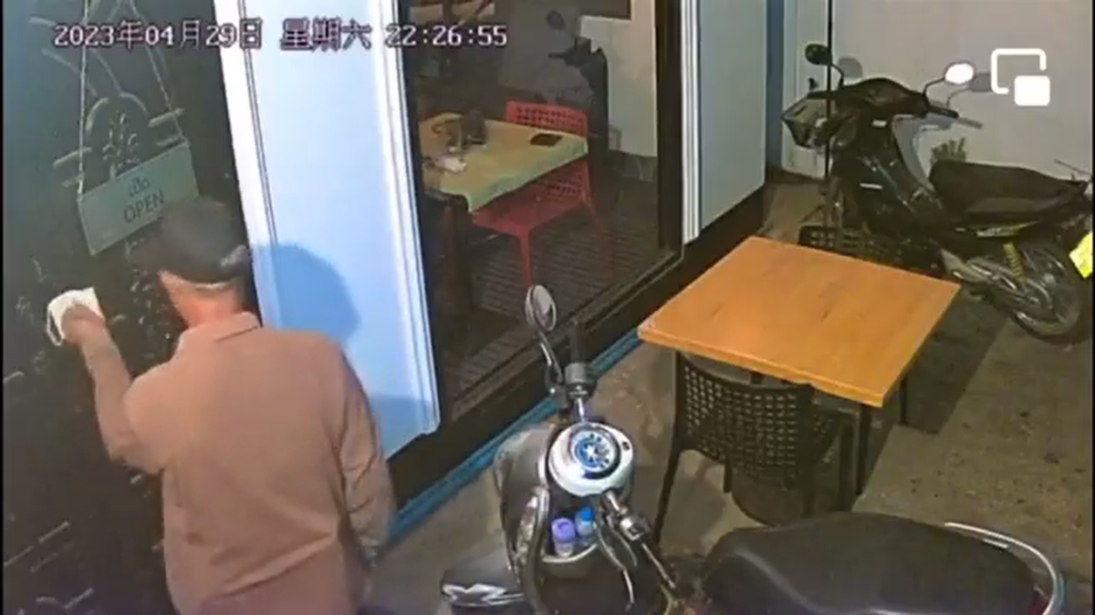 A screengrab from the CCTV footage from outside the coffee shop shows the gunman who shot down Anousa Luangsuphom (Screengrab/@Reaproy)