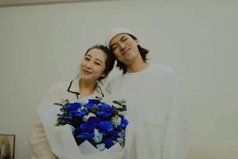 ▲林哲熹（右）與經紀人女友Cindy相戀10年結婚，3月底將迎接寶貝毛小孩貝妞回家。（圖／翻攝林哲熹臉書）