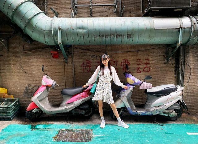 日本女生挑選有塗鴉、管線外露的地方作為拍照背景。（圖／翻攝自PTT）