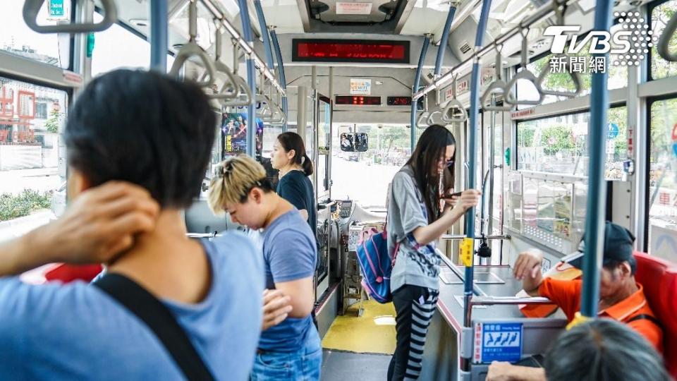 民眾搭乘公車，卻被「搶位子」感到氣憤。（示意圖／shutterstock達志影像）