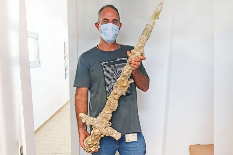 Shlomi Katzin, el buceador aficionado, sostiene la espada que perteneció a un caballero cruzado hace más de 900 años y que halló en las aguas poco profundas del mar Mediterráneo en el norte de Israel