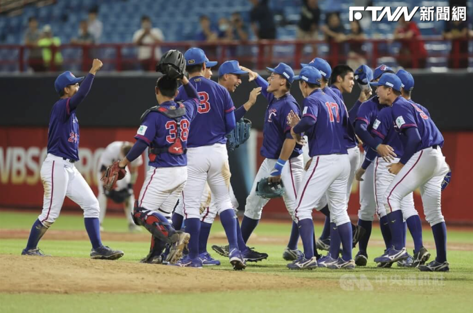 U18世界盃棒球賽複賽賽程7日在天母棒球場展開，晚間上演「台美大戰」，台灣隊長王念好3局轟出2分砲、單場包辦3分打點，助隊終場以3比0奪下6連勝，在超級循環賽累積3勝。圖為台灣選手們賽後開心慶祝勝利。中央社記者裴禛攝 112年9月7日