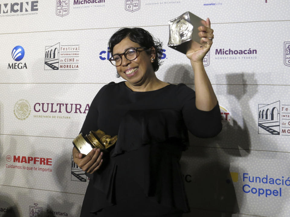 La directora mexico-salvadoreña Tatiana Huezo posa con los premios de mejor largometraje documental mexicano de una directora mujer y mejor largometraje documental por "El eco" en el Festival Internacional de Cine de Morelia, el viernes 27 de octubre de 2023, en Morelia, México. (Foto AP/Berenice Bautista)