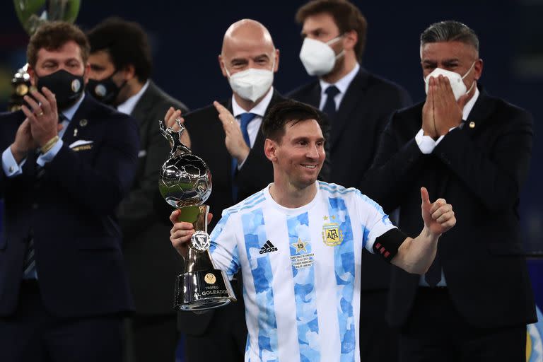 Messi recibe el premio de goleador de la Copa América ante la presencia de Domínguez (Conmebol), Infantino (FIFA y Tapia (AFA)