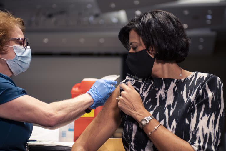 La doctora Rochelle Walensky, directora de los Centros para el Control y Prevención de Enfermedades (CDC), al aplicarse la vacuna