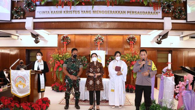 Kapolri Jenderal Listyo Sigit Prabowo bersama Ketua DPR Puan Maharani dan Panglima TNI Jenderal Andika Perkasa meninjau malam Misa Natal di Jakarta. (Foto: Humas Polri)