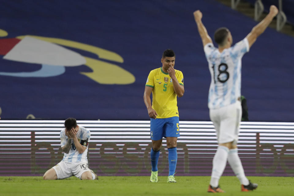 Lionel Messi (izquierda), de Argentina, se arrodilla tras conquistar la Copa América en la final ante Brasil, el sábado 10 de julio de 2021, en el Maracaná (AP Foto/Andre Penner)