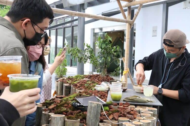 期間限定的「野食茶酒吧」與在地坪林茶青互動，感受綠色茶山的山林溪流、雲霧和人情，療癒身心靈。   圖：新北市文化局提供