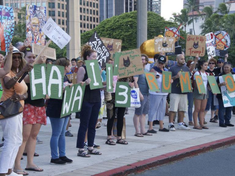 Donald Trump mocked by Hawaiians holding 'welcome to Kenya' signs